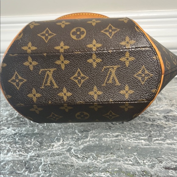 Louis Vuitton Ellipse Monogram Handbag - Picture 8 of 14